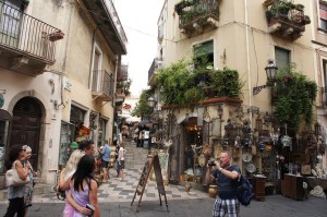 タオルミナの旧市街。古い街はどこもこんな感じ。階段にテーブルを出しているレストランも多い