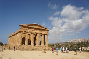 右端の町はアグリジェント。海を見渡せる丘に、ギリシャがシチリアに拠点をおいていた時代の遺跡が並ぶ。このコンコルディア神殿はもっともよく保存されているもの