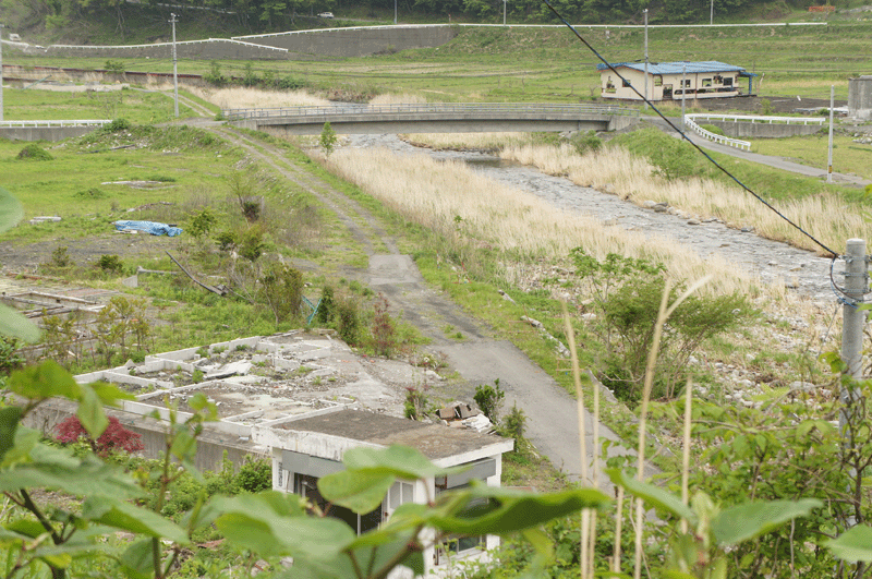 Am Flussbett sieht man noch die Spuren des Tsunamis.