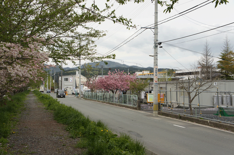 Auf der anderen Seite der Strasse standen provisorische Wohnungen für die Menschen, die ihre Häuser durch Tsunami verloren haben.