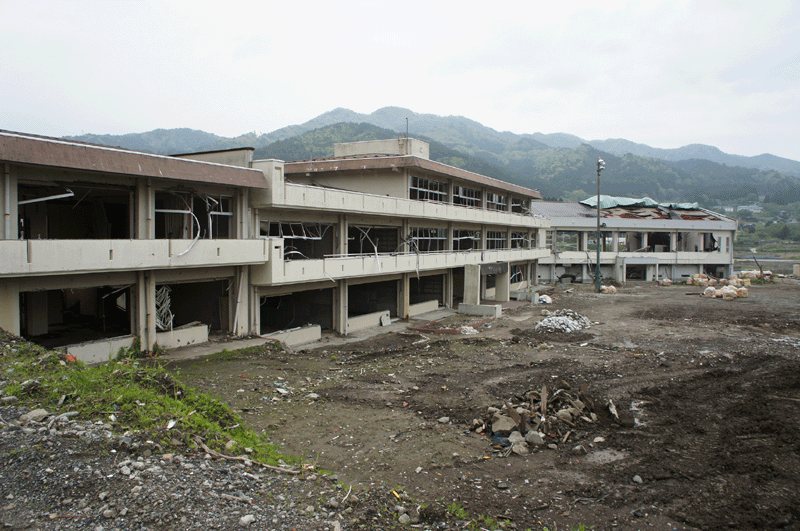 Akasaki Primarschule von Ofunato. Die Gemeinde liegt auf der Ostseite von der Bucht. Die Schule steht auf einer Ebene, ca. 200 m entfernt vom Meer.