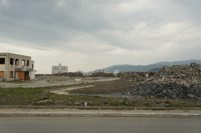 In Rikuzen-Takata werden Trümmer nach Material getrennt und gesammelt.