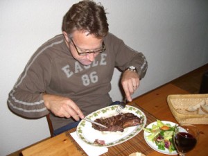大きなお肉もあっという間に食べてしまう夫