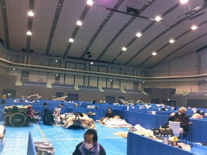 In einer Sporthalle schlafen noch zahlreiche Menschen, die Ihre zu Hause verloren haben. Foto: Satoru Kikuta