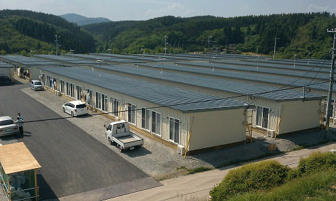 Provisorische Wohnungen auf einem Sportplatz von Miyagi im Sommer  (Foto: Civic Force)