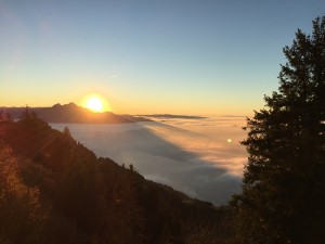 リギ山と対峙するピラトゥスの山の背に太陽が落ちていく