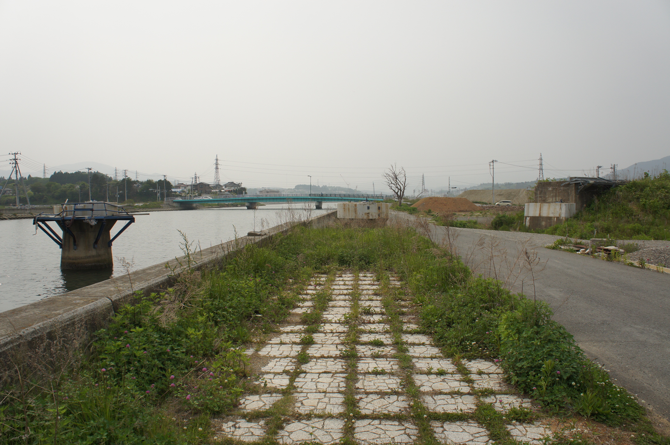 Letztes Jahr übersehen: Die Bahnlinie über den Fluss weggespült.