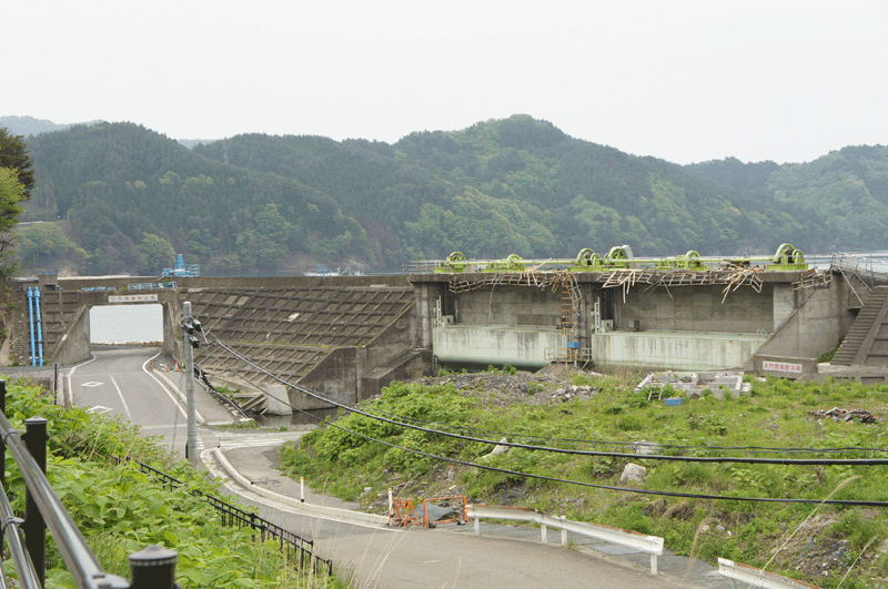 Der Deich an der Küste zwischen Ofunato und Kamaishi. Ohne Fundament würde man denken, dass hier vom Anfang an nichts stünde.