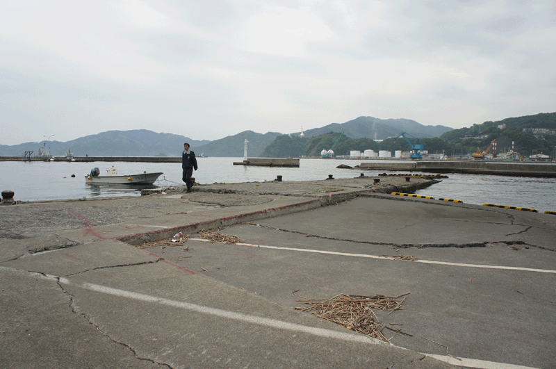 Der Hafen von Kamaishi. Der Boden sank etwa 50 cm.