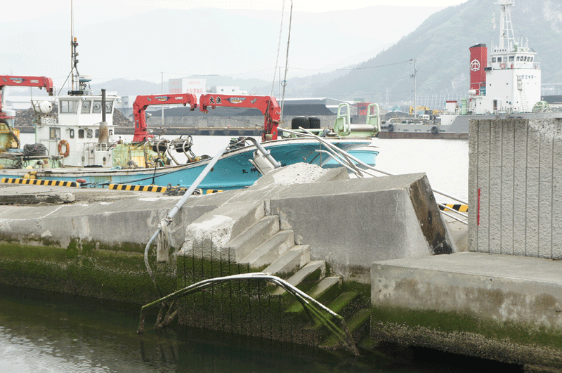 Geschädigte Treppen. Durch das Erdbeben oder Tsunamis? In Ofunato kamen Tsunami insgesamt sieben Mal. Auch in der Nacht. Weil es stockdunkel war, konnte man sie nicht sehen, aber Häuser, die noch am Abend auf dem Lande standen, waren am nächsten Morgen verschwunden.