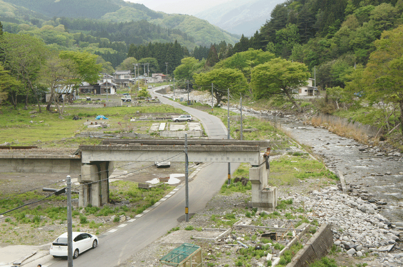 Auf dem Weg nach Kamaishi. Das Viadukt war über dem Fluss plötzlich abgerissen. Der Tsumami strömte über die Flüsse zurück.