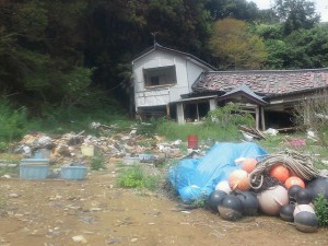 Die Stadt Kesennuma, Präfektur Miyagi Beschädigte Häuser stehen noch unbewohnt.